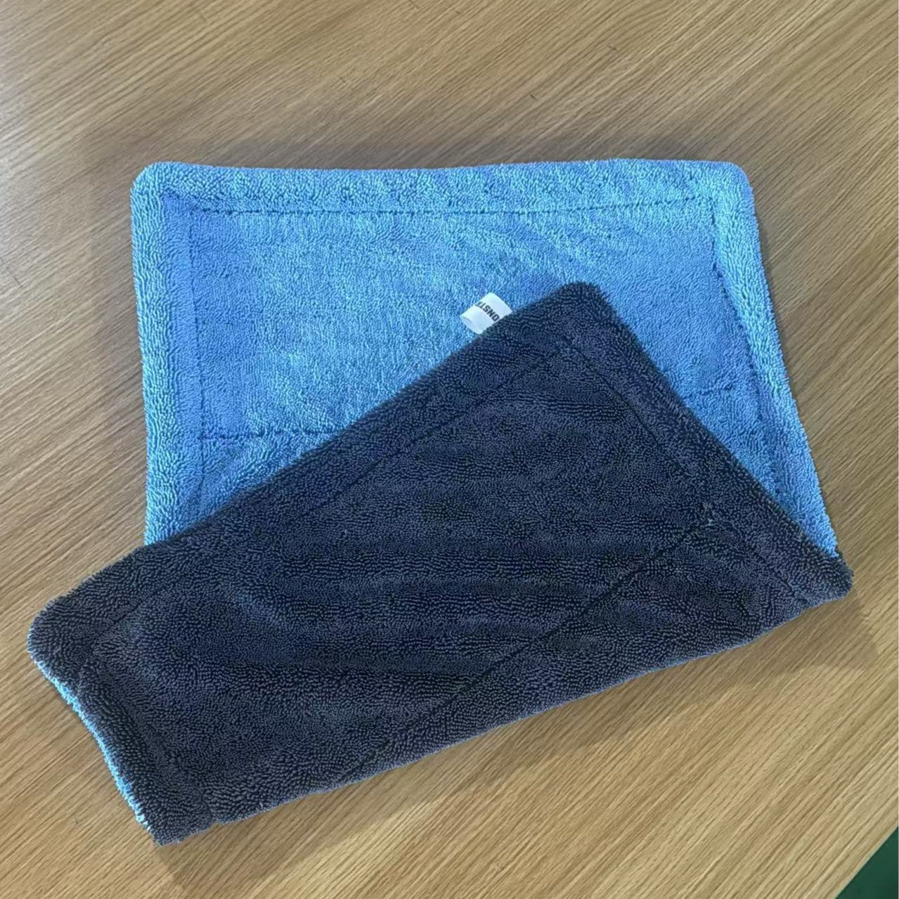 Absorbent towel with seamless water absorption