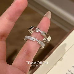 White kglossy point diamond ring