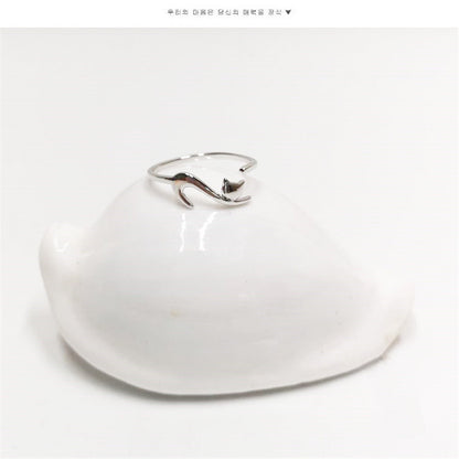 Adorable and mischievous kitten-shaped Silver Ring