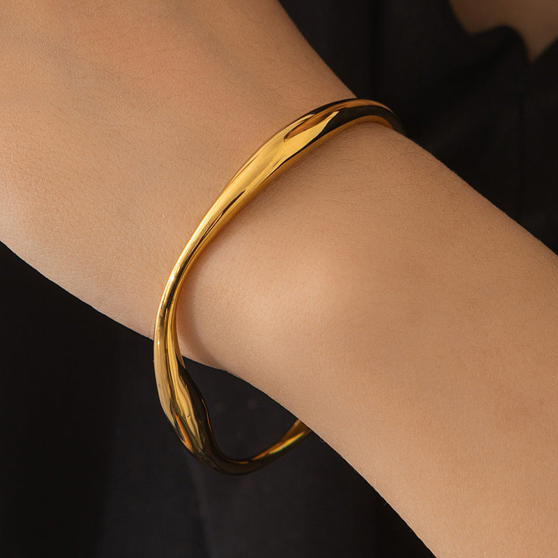 Alien-shaped open bracelet