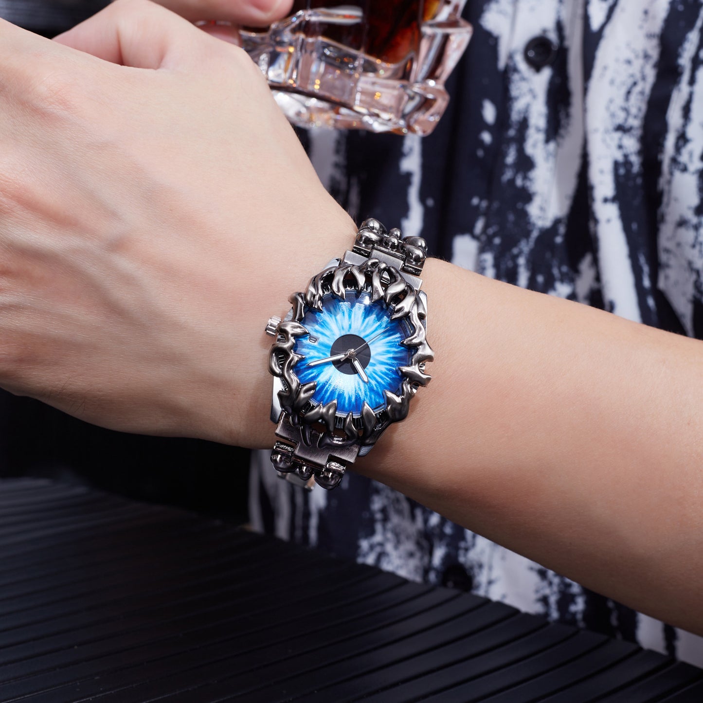 Alien-shaped quartz watch