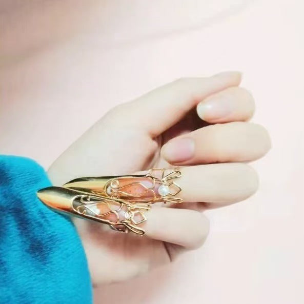 Ancient-style pose-making finger sleeves