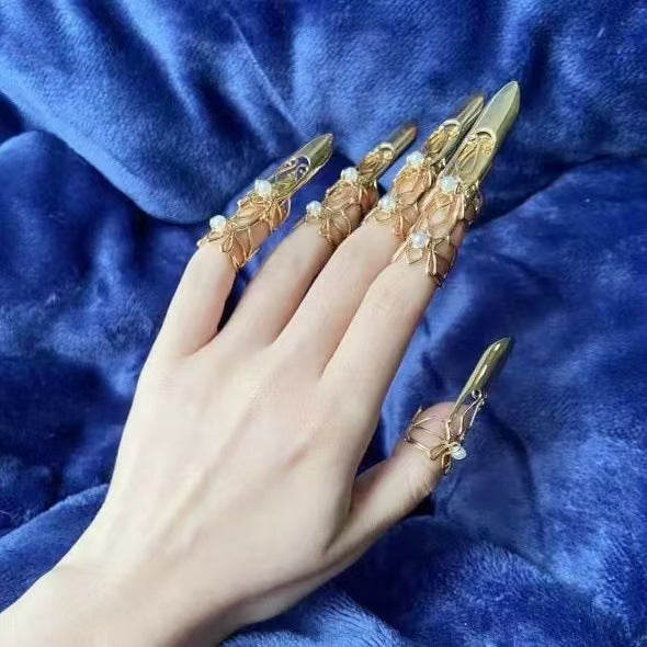Ancient-style pose-making finger sleeves