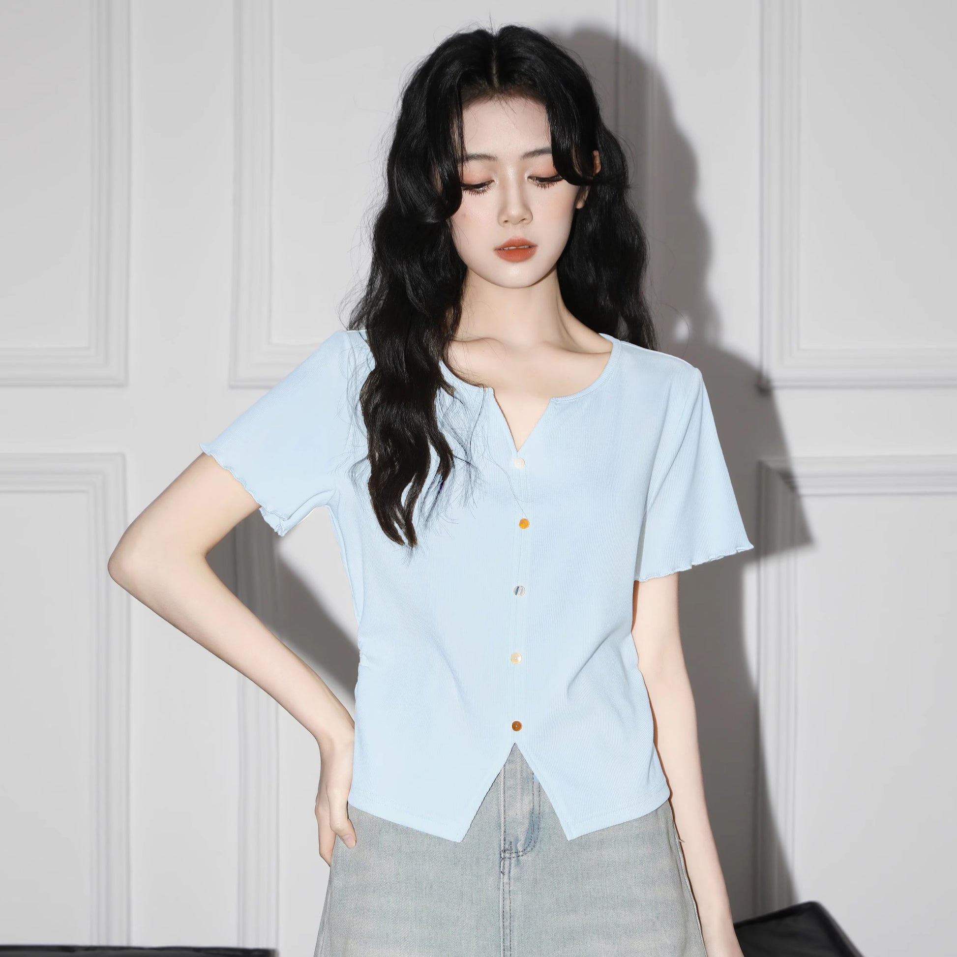 Apricot-colored V-neck short-sleeved T-shirt