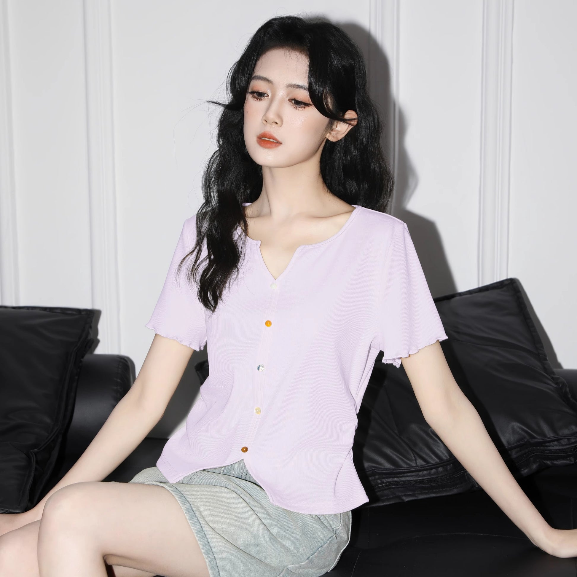 Apricot-colored V-neck short-sleeved T-shirt