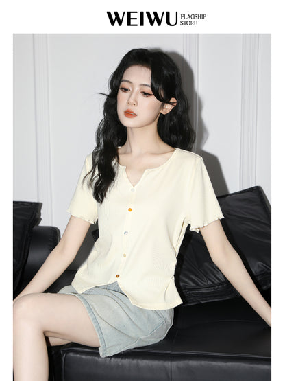 Apricot-colored V-neck short-sleeved T-shirt