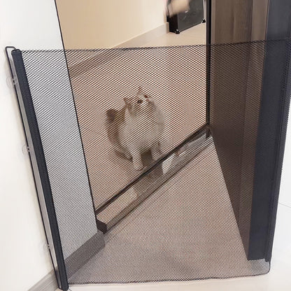 Automatic expanding pet enclosure