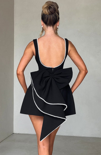 Backless bow dress