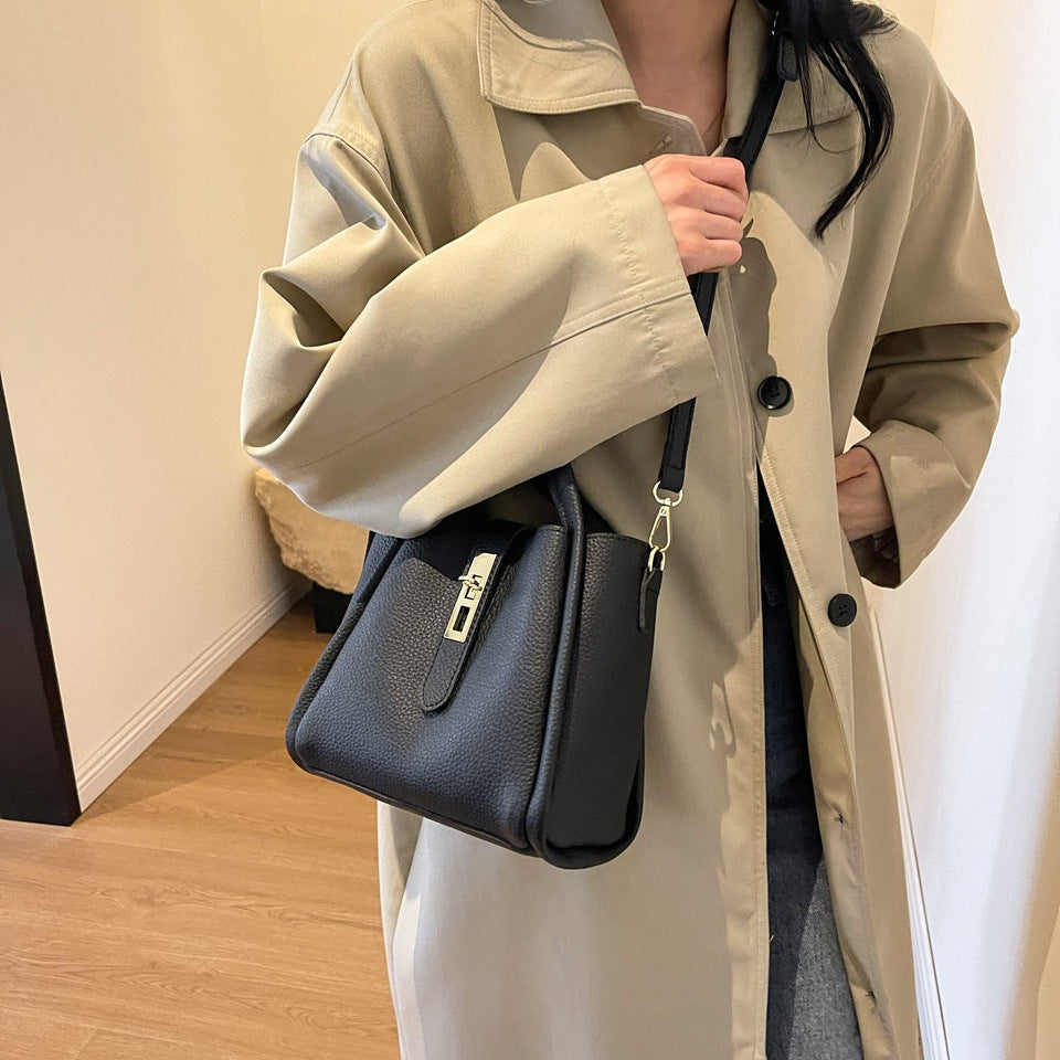 Basket-shaped shoulder bag with a water bucket attached
