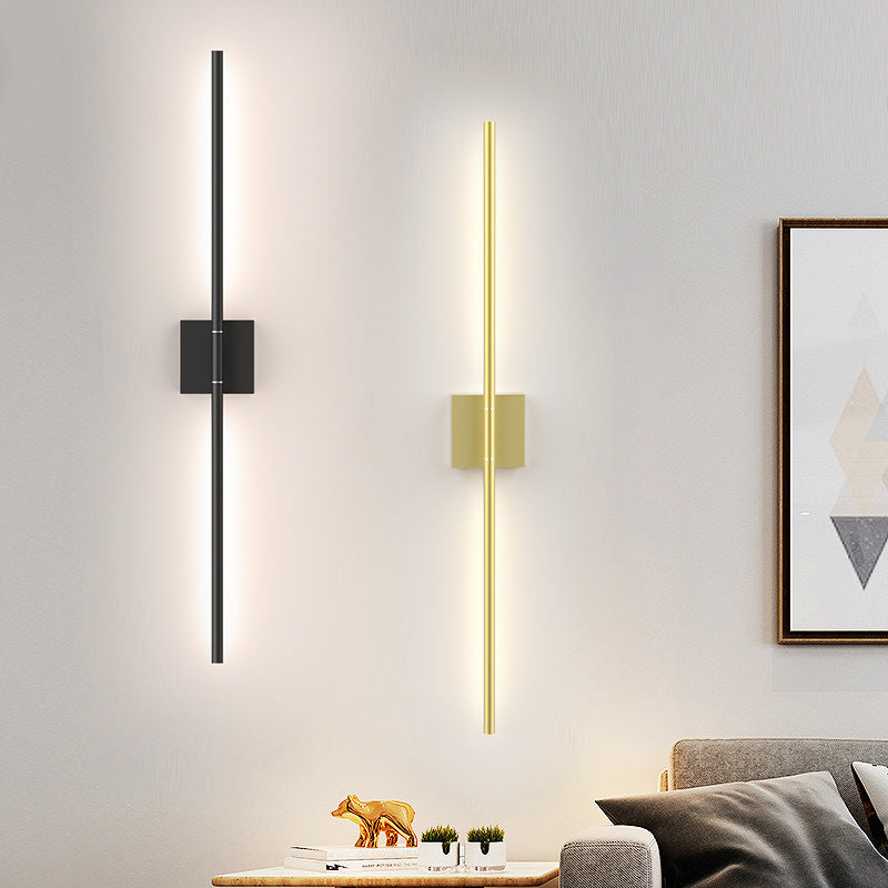 Battery-powered wall lamp in black