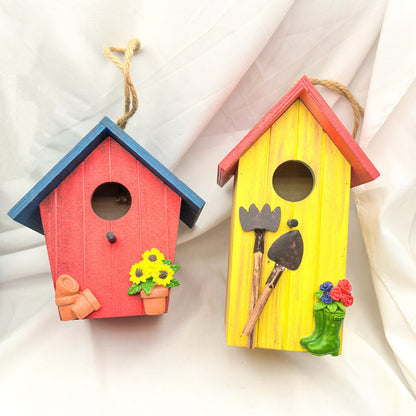 Birdhouse decorated with a bird’s nest