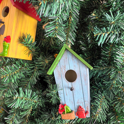Birdhouse decorated with a bird’s nest