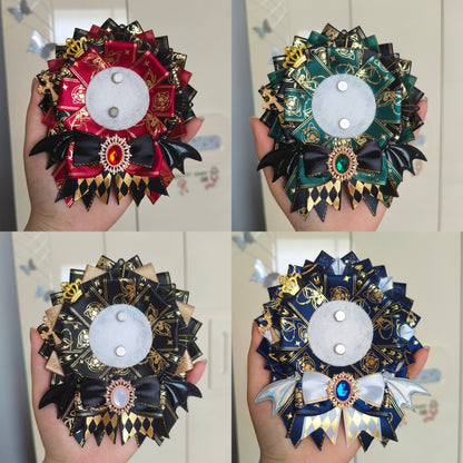 Bite the badge, put on the decoration