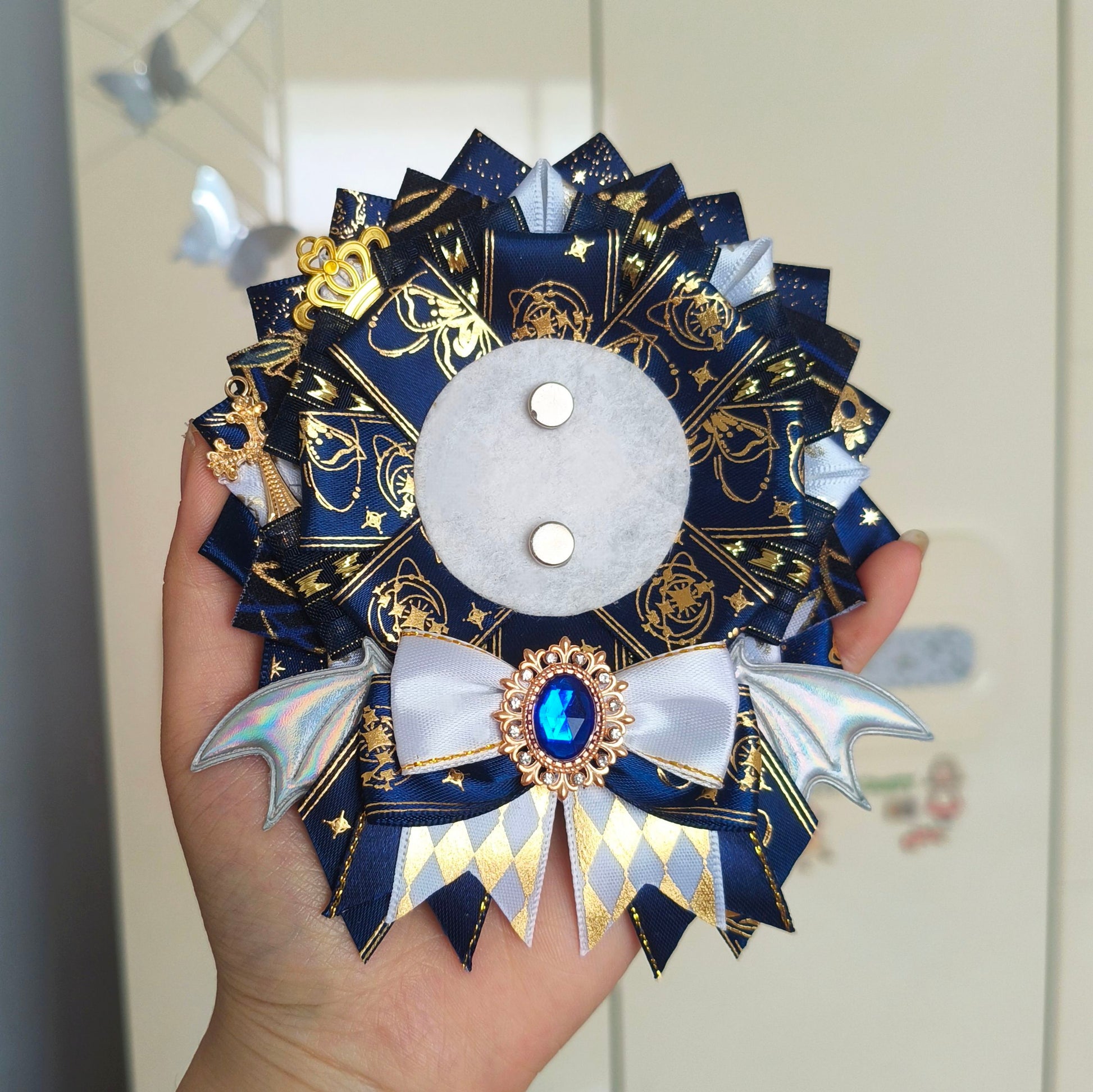 Bite the badge, put on the decoration