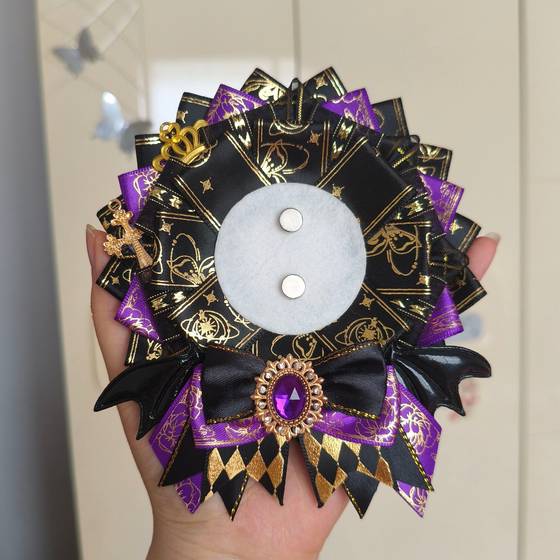 Bite the badge, put on the decoration