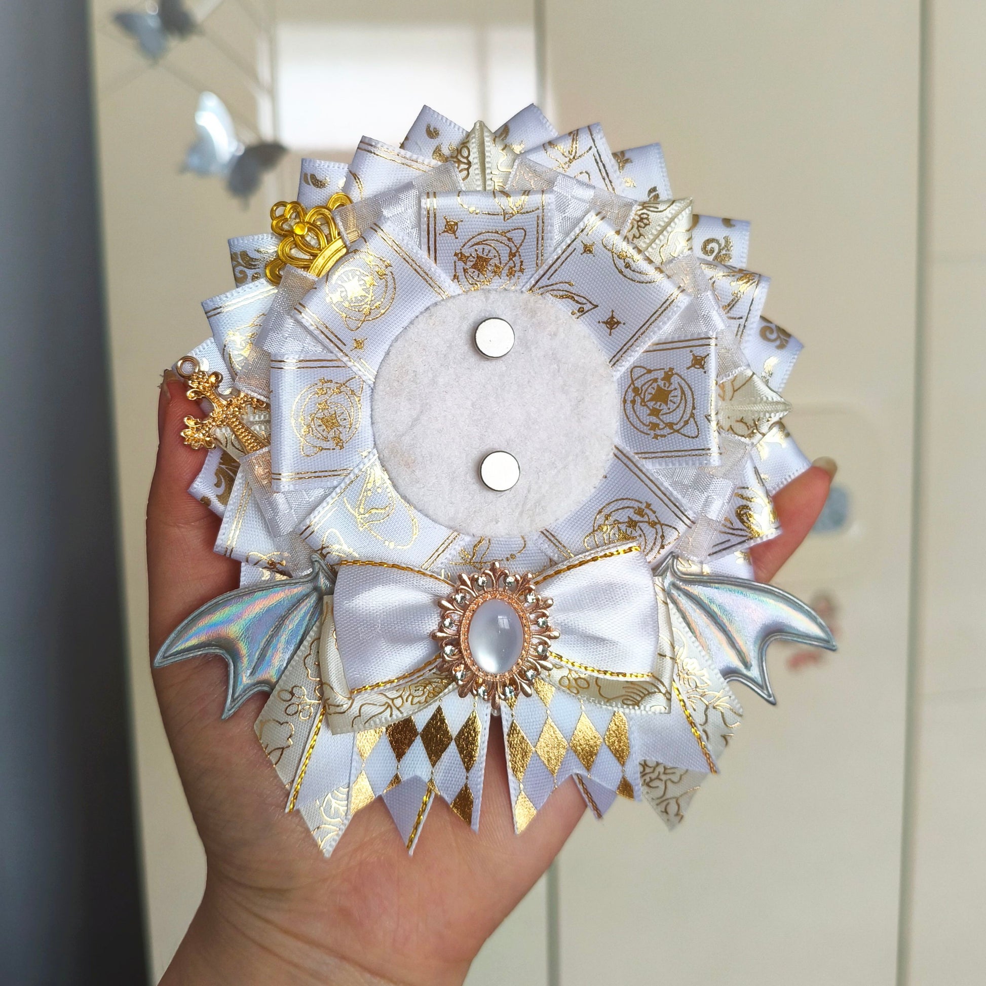 Bite the badge, put on the decoration