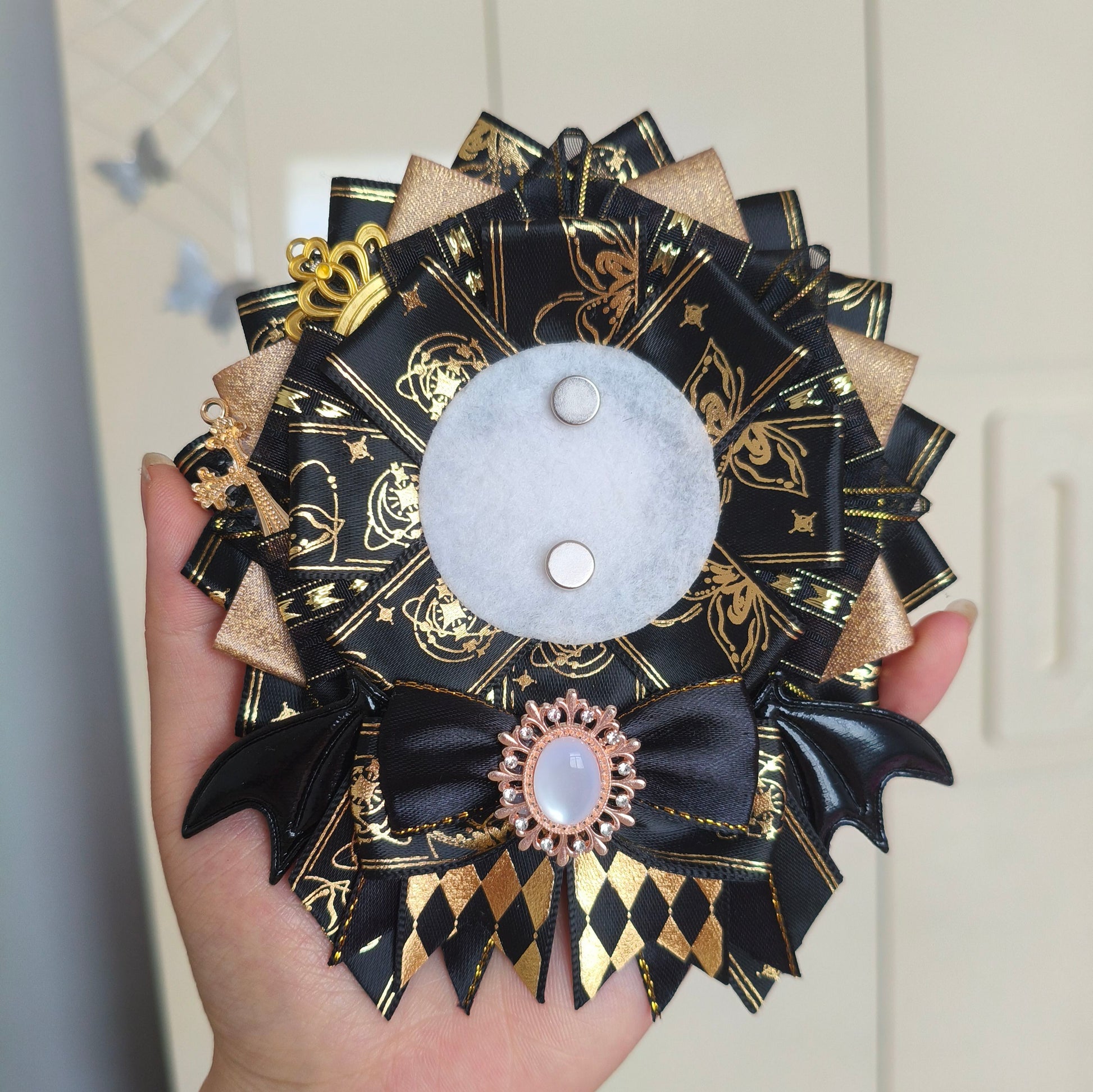 Bite the badge, put on the decoration