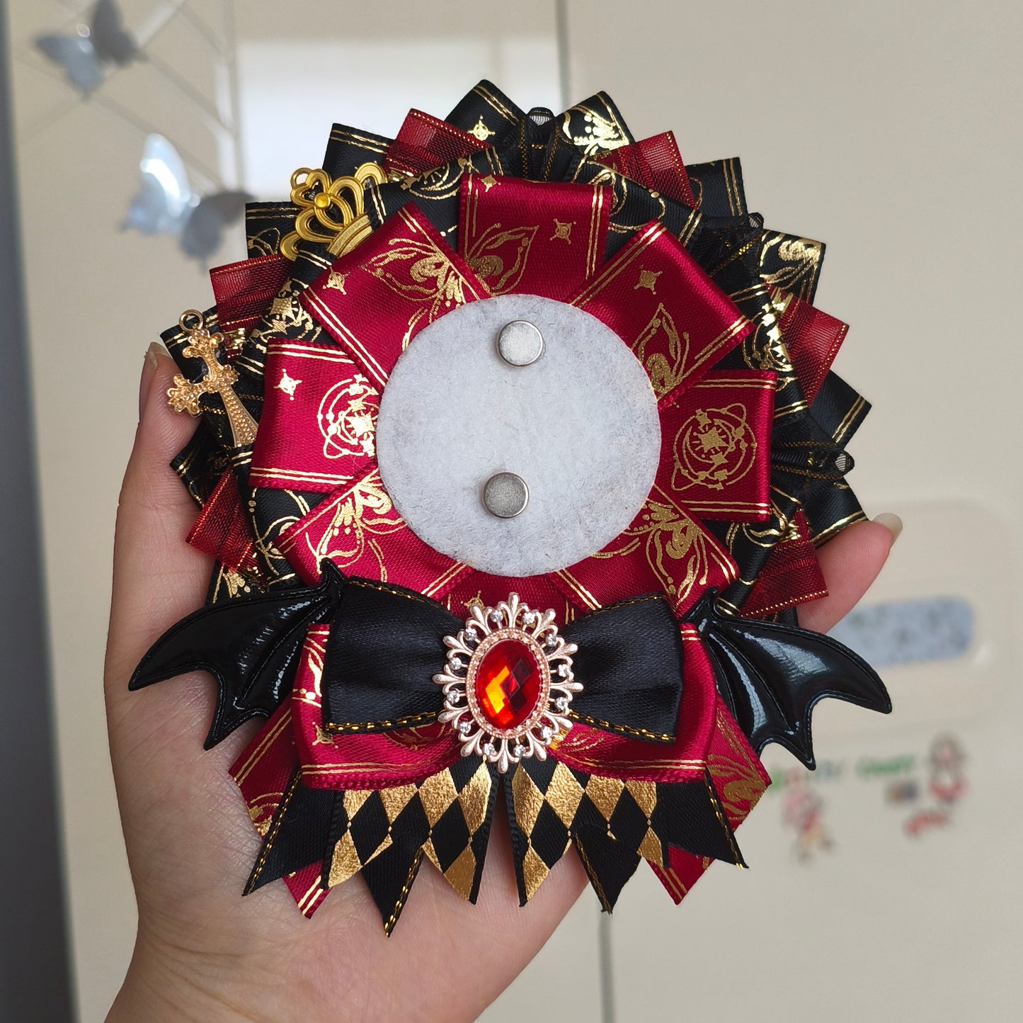 Bite the badge, put on the decoration