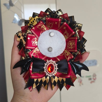 Bite the badge, put on the decoration