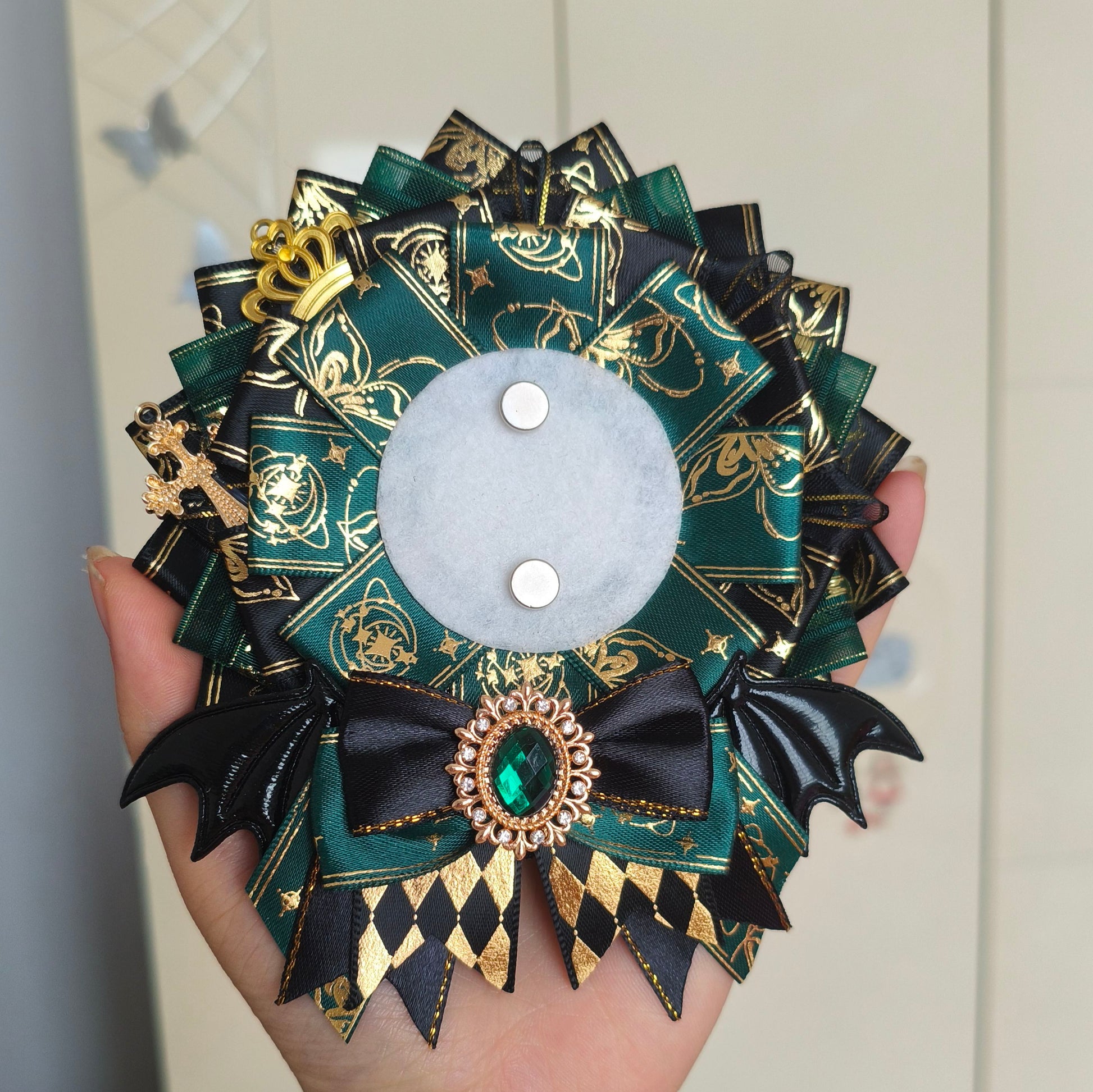 Bite the badge, put on the decoration