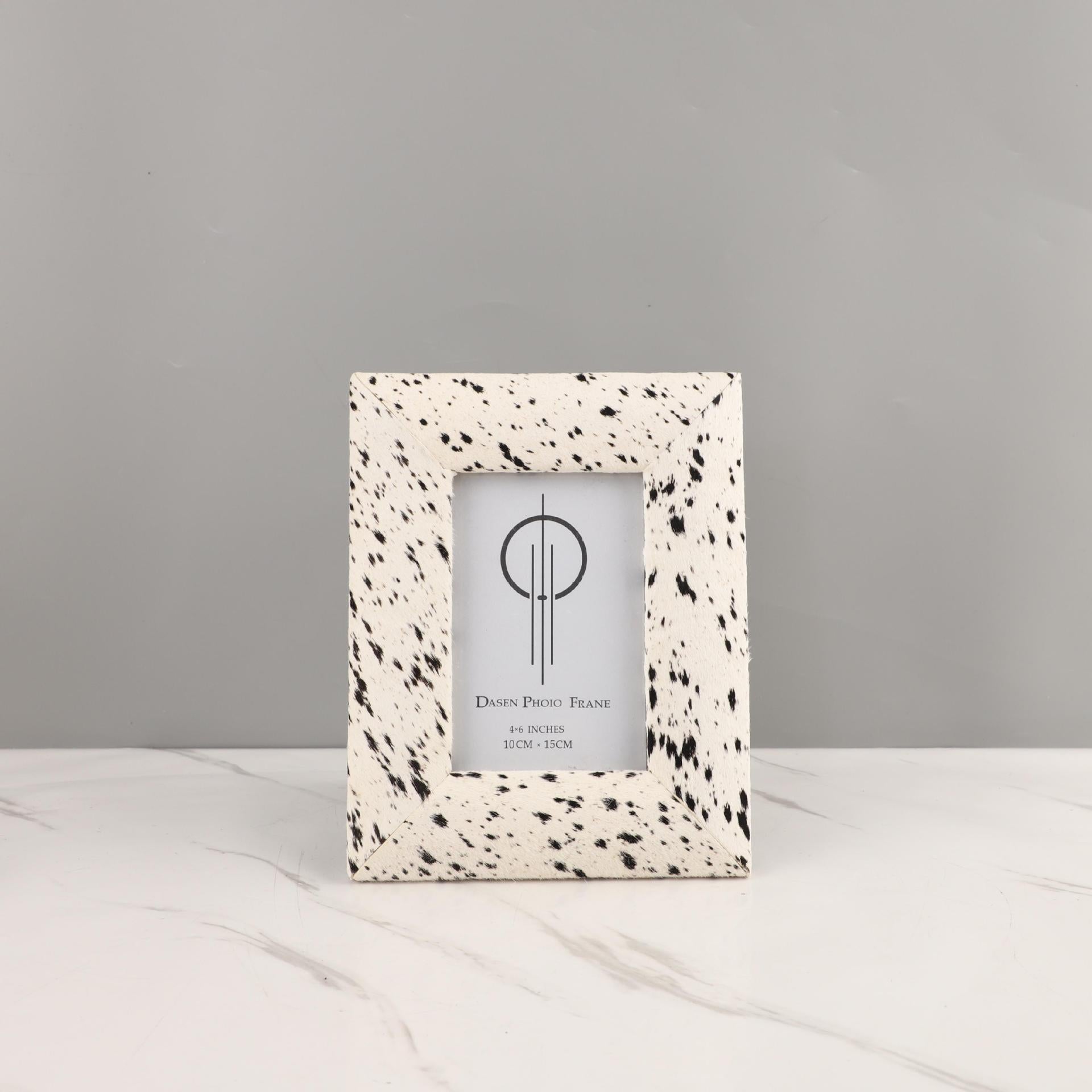 Black-and-white spotted picture frame decoration