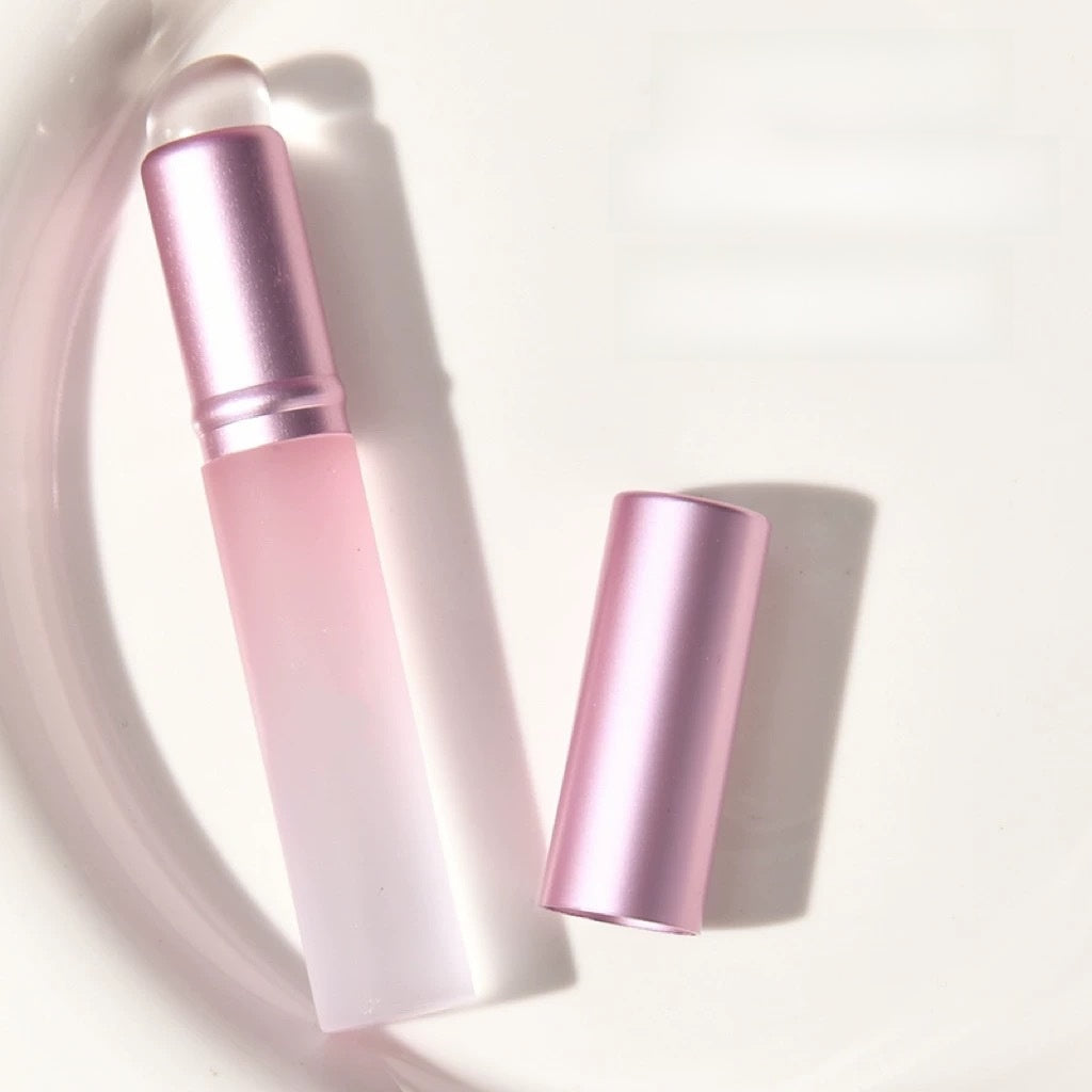 Bouncy silicone lip brush