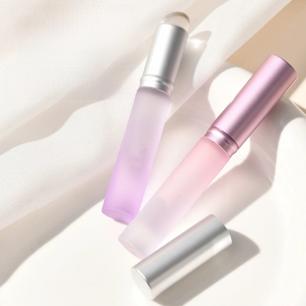 Bouncy silicone lip brush