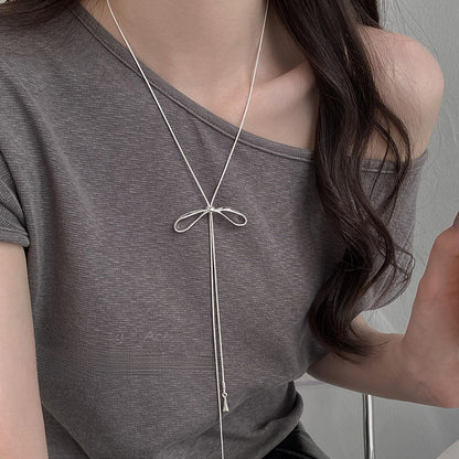Bow necklace