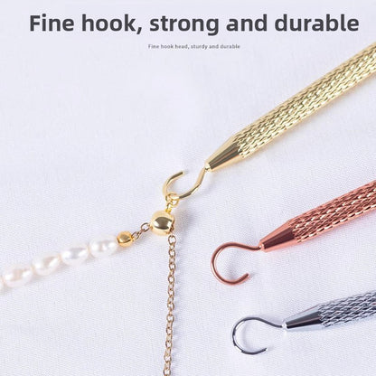 Bracelet clip wearing tool