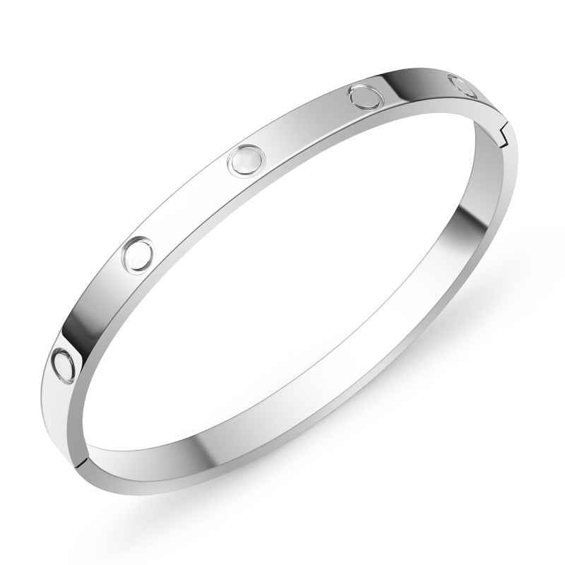 Bracelet with a threaded clasp