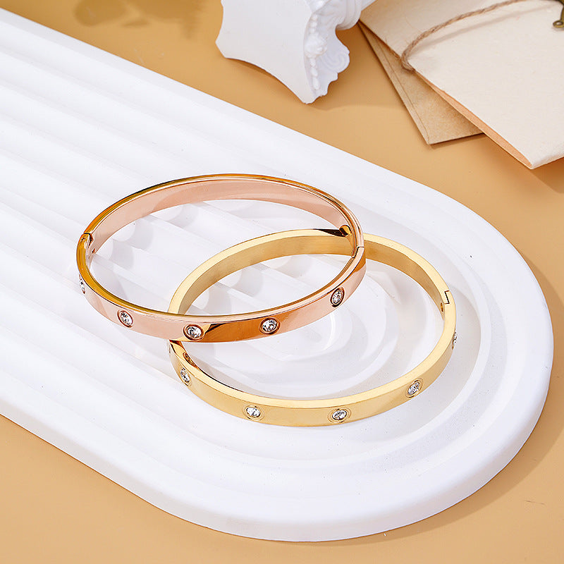 Bracelet with a threaded clasp