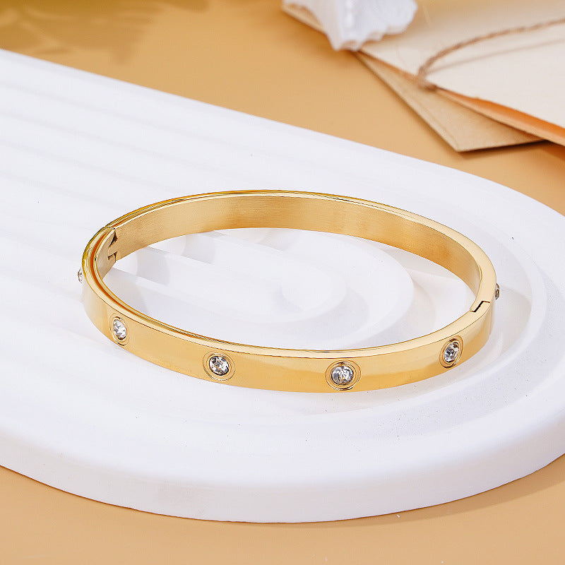 Bracelet with a threaded clasp
