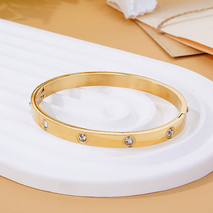 Bracelet with a threaded clasp