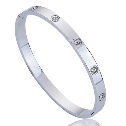 Bracelet with a threaded clasp
