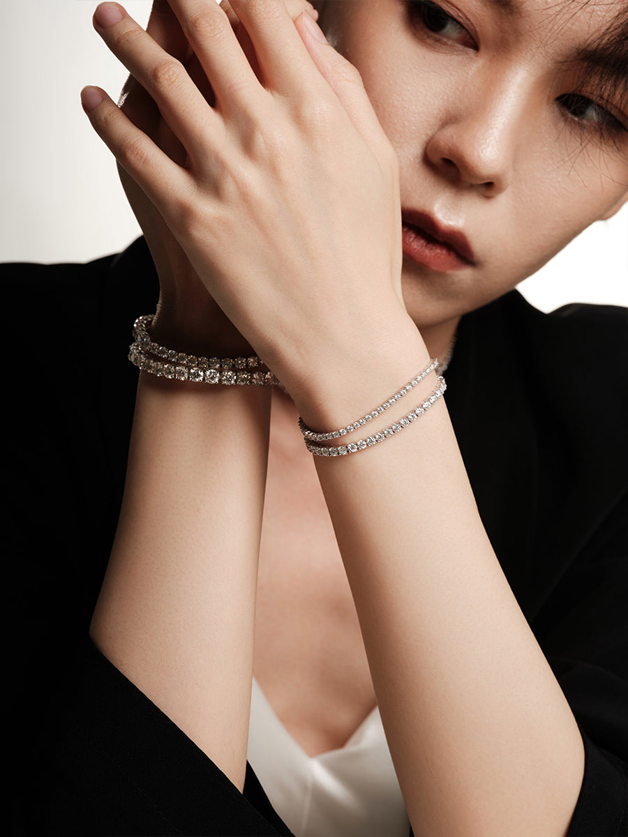 Bracelet with numerous diamonds