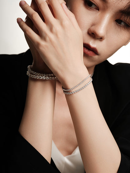 Bracelet with numerous diamonds