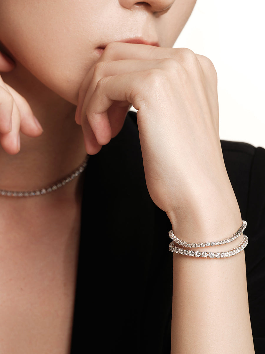 Bracelet with numerous diamonds