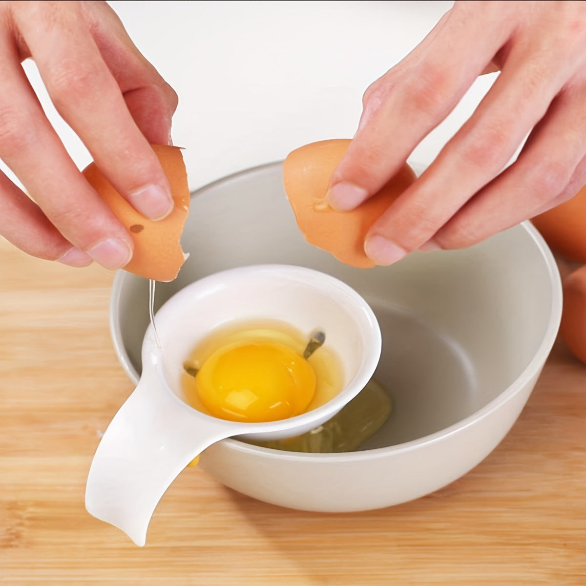 Card-type egg separator