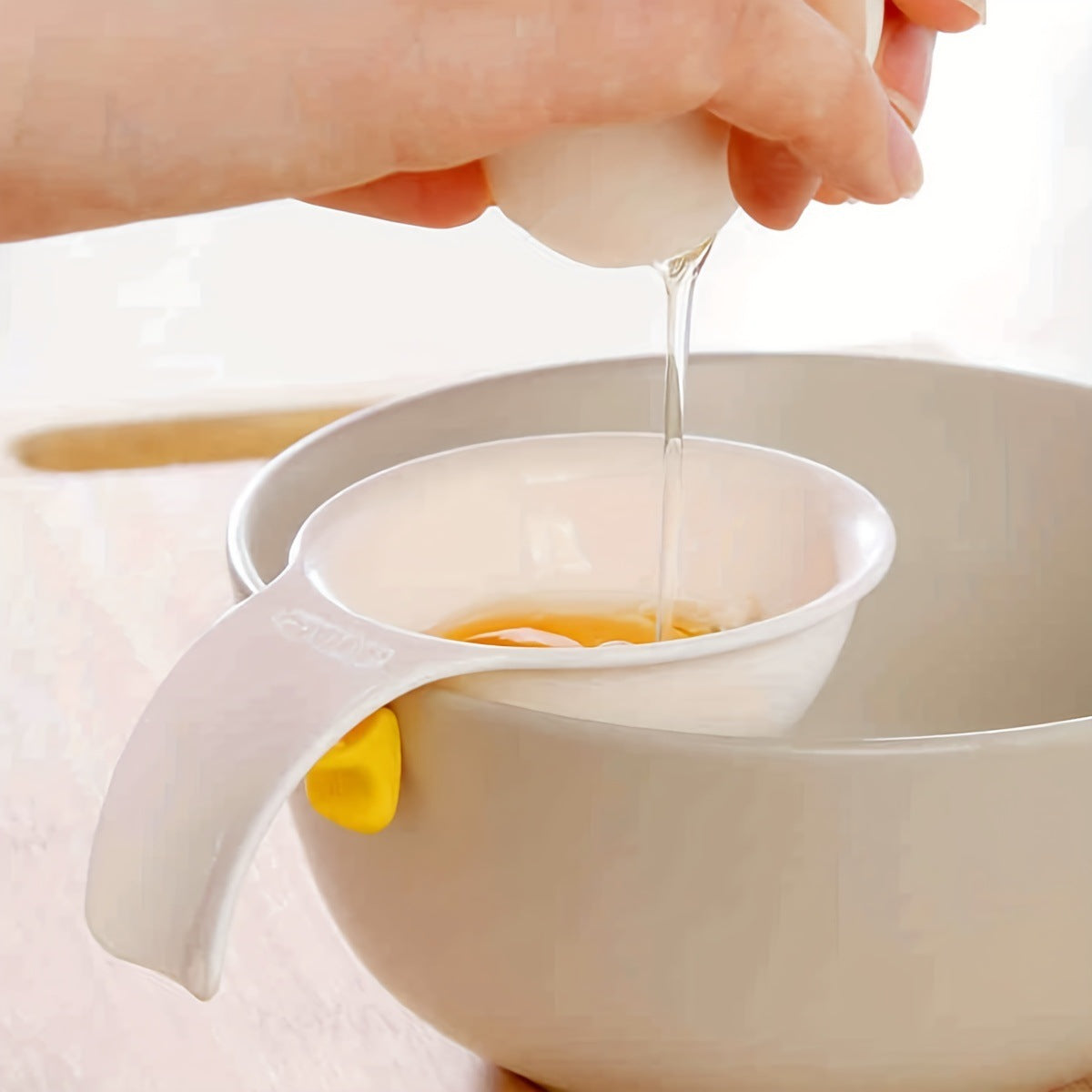 Card-type egg separator