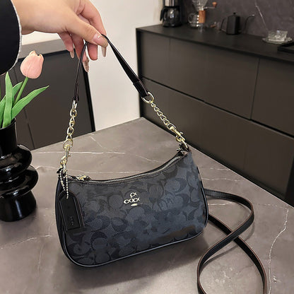 Carry the underarm bag