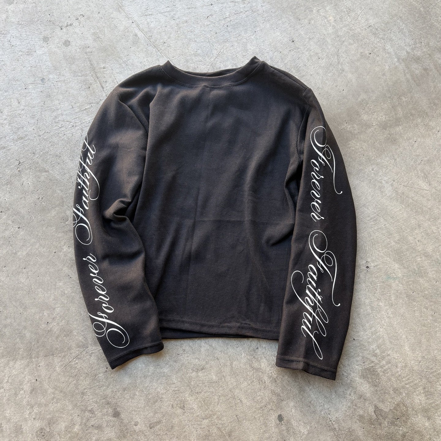 Casual and versatile long-sleeved T-shirt