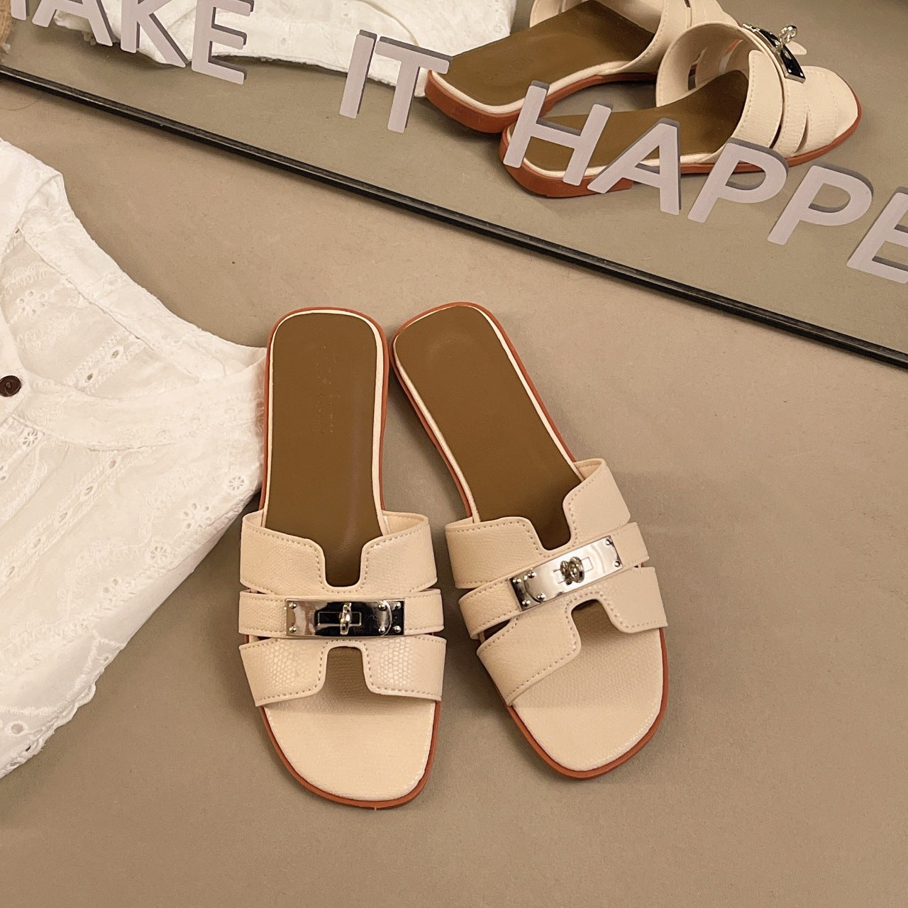 Casual metal-buckle slippers