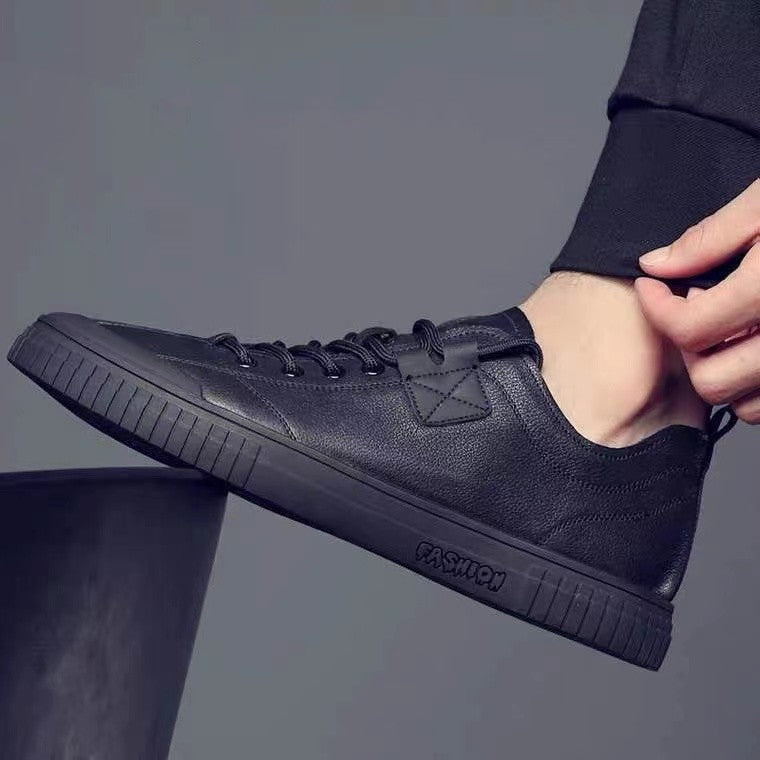 Casual shoes for men with added insulation for warmth