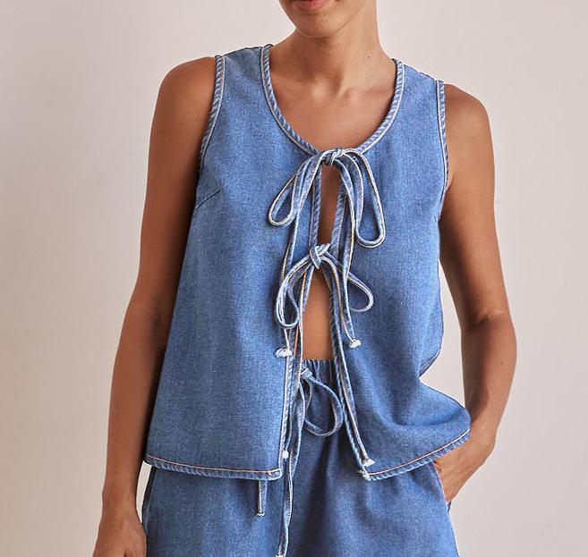 Casual sleeveless lace-up high-waisted vest and denim shorts