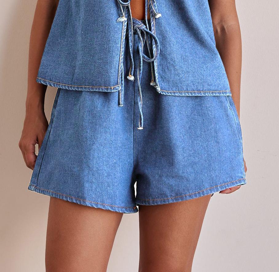 Casual sleeveless lace-up high-waisted vest and denim shorts