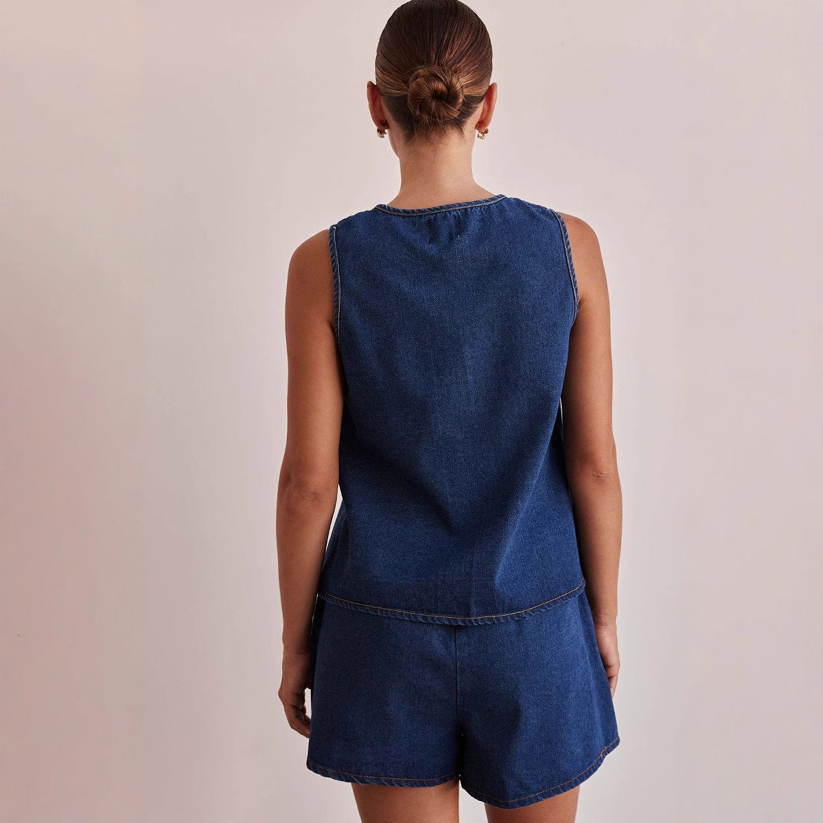 Casual sleeveless lace-up high-waisted vest and denim shorts