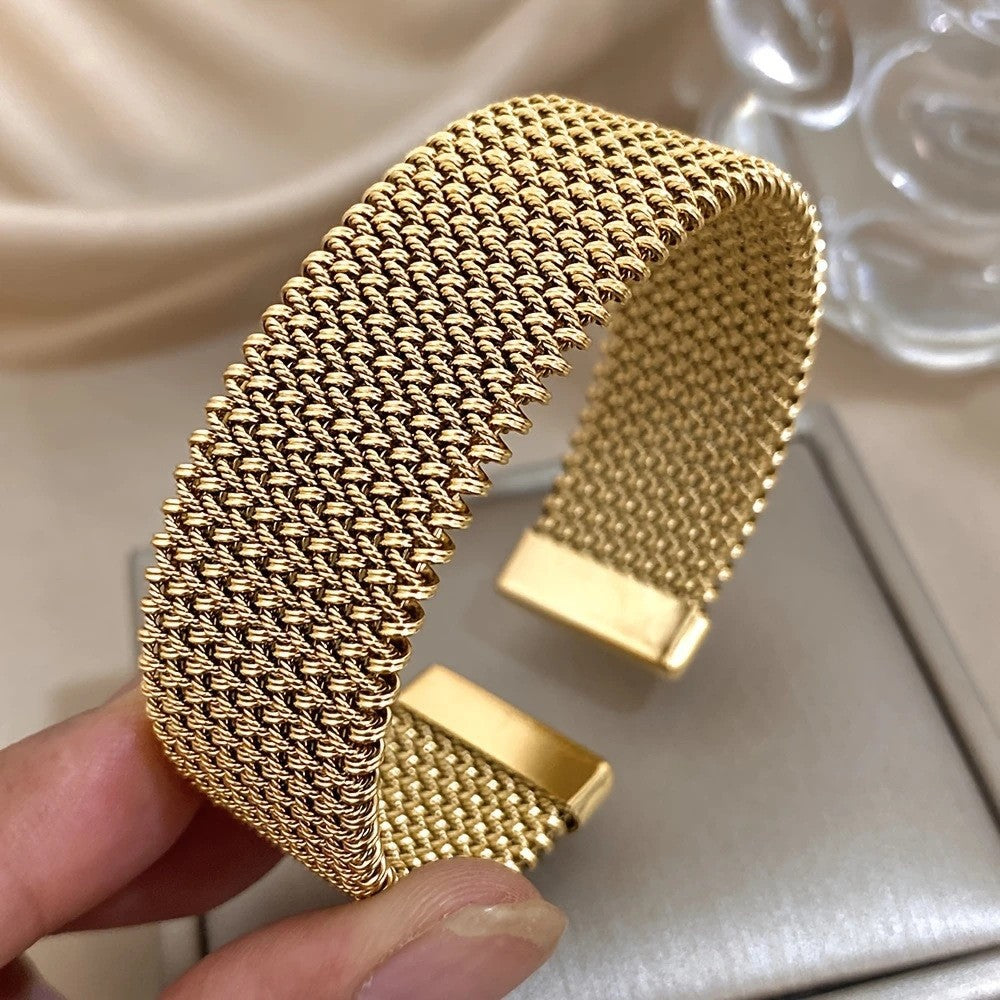 Circular soft titanium steel bracelet