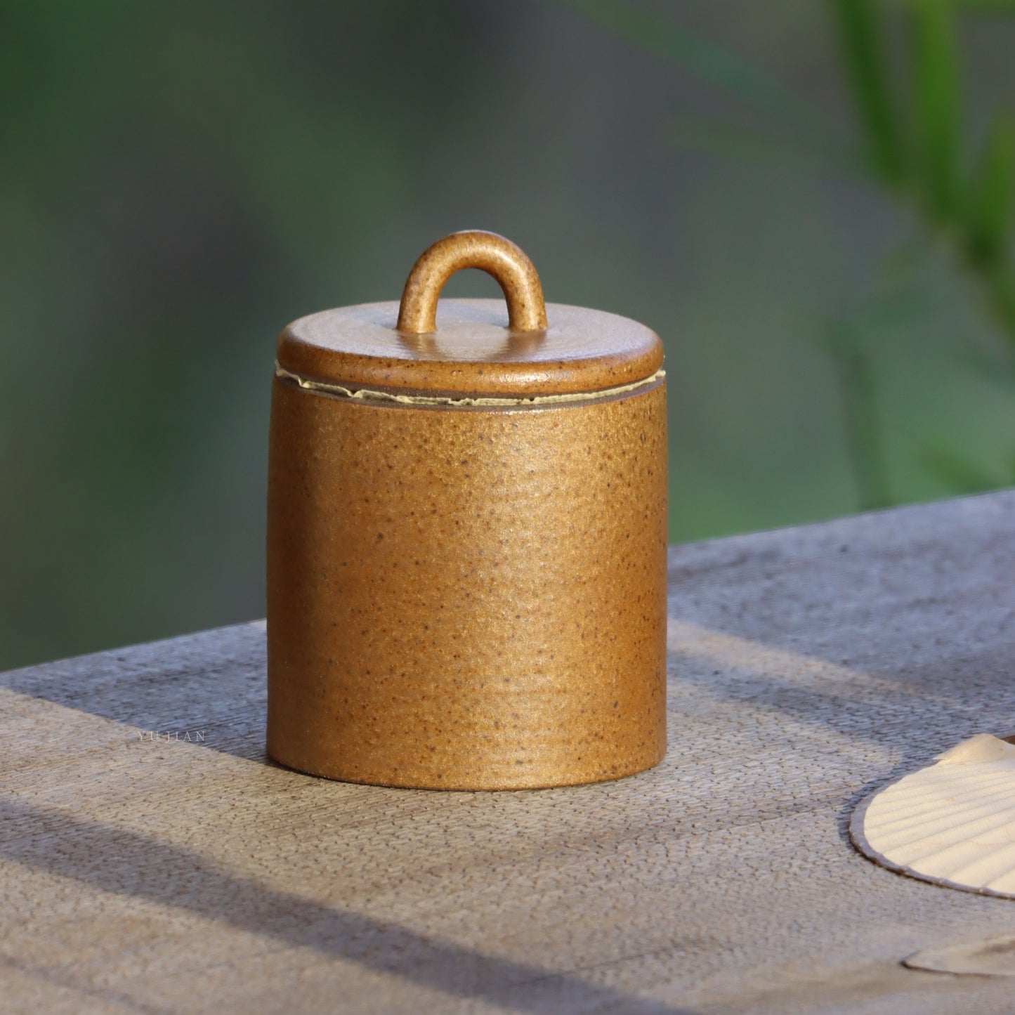 Coarse pottery tea canister