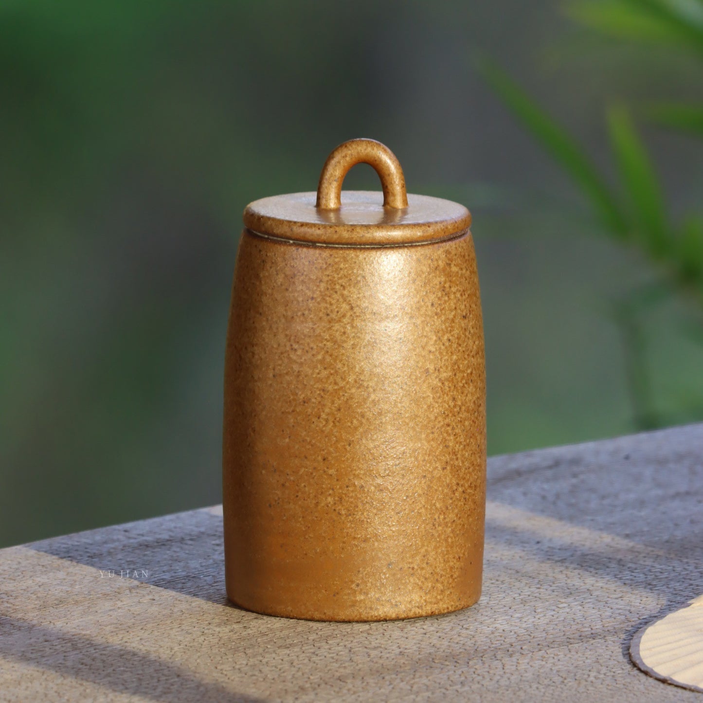 Coarse pottery tea canister