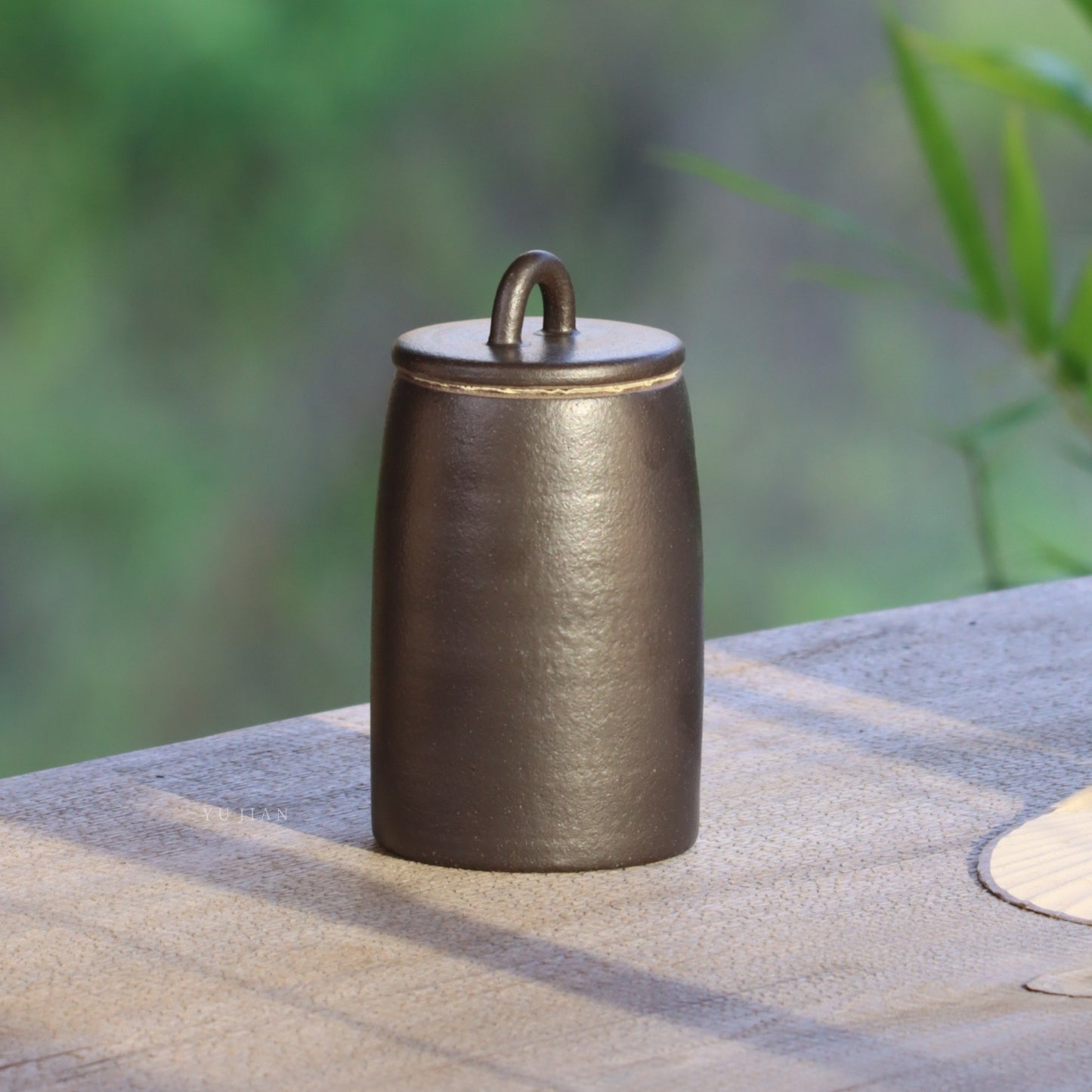 Coarse pottery tea canister